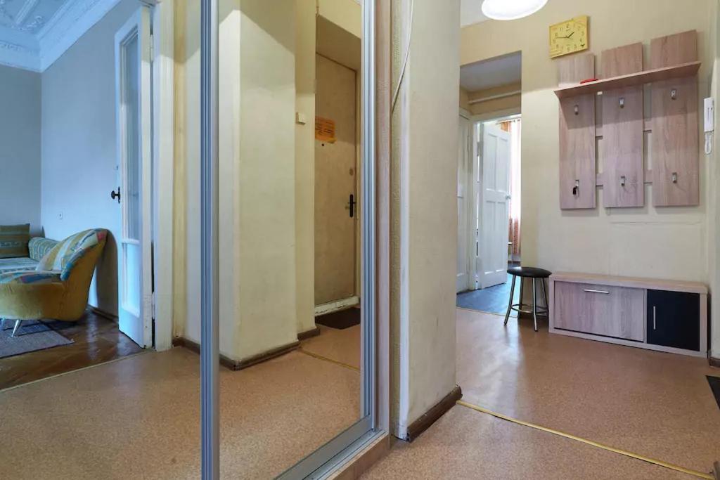 Home Hotel Apartments On Lva Tolstogo Kiev Bagian luar foto