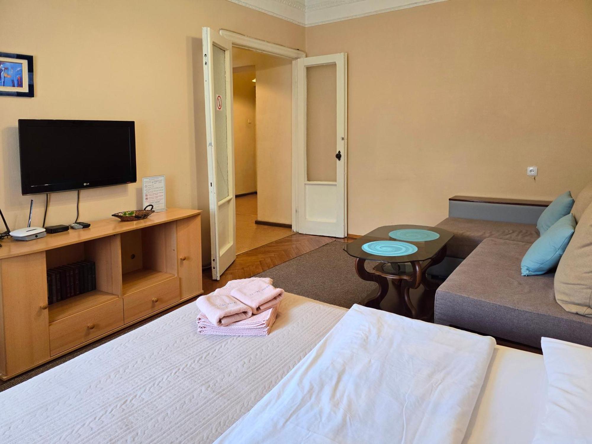 Home Hotel Apartments On Lva Tolstogo Kiev Bagian luar foto