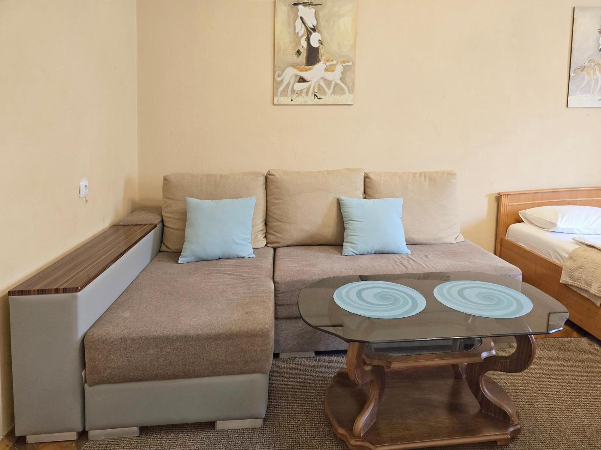 Home Hotel Apartments On Lva Tolstogo Kiev Bagian luar foto