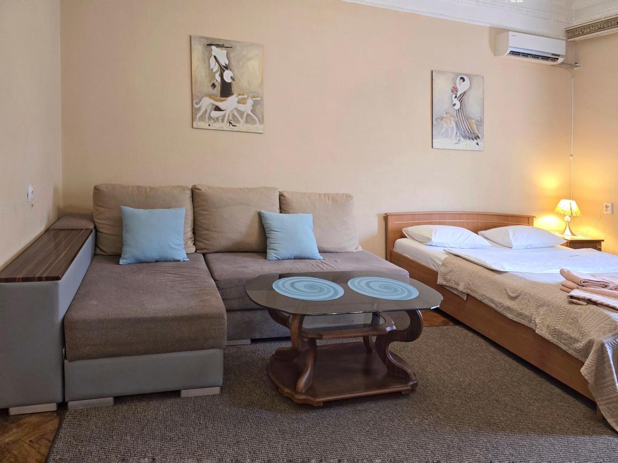 Home Hotel Apartments On Lva Tolstogo Kiev Bagian luar foto