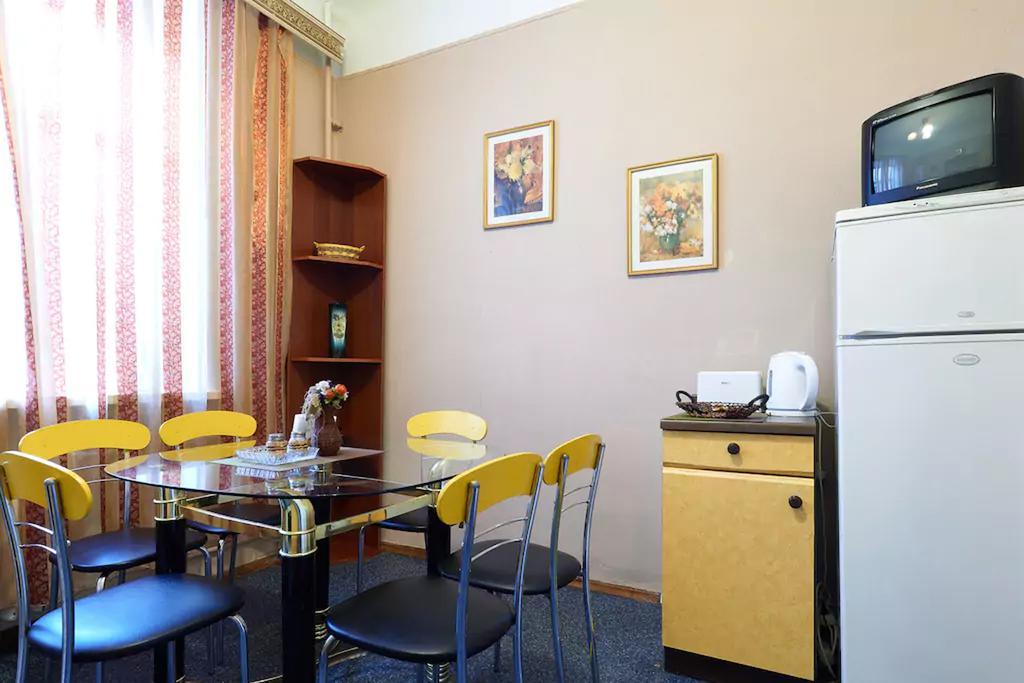 Home Hotel Apartments On Lva Tolstogo Kiev Bagian luar foto