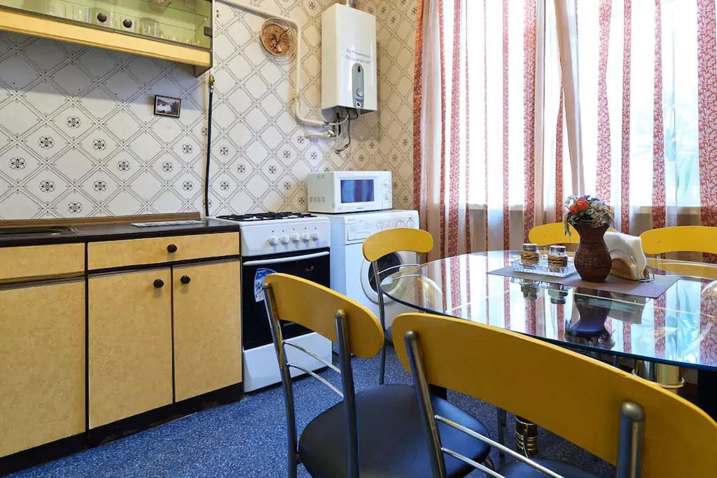 Home Hotel Apartments On Lva Tolstogo Kiev Bagian luar foto