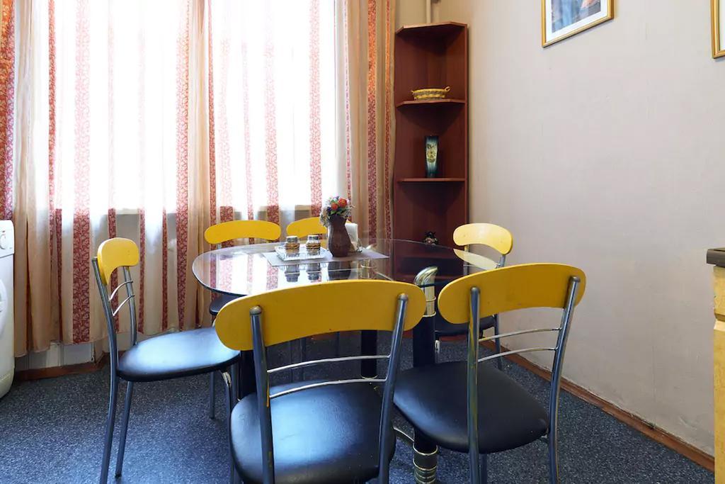 Home Hotel Apartments On Lva Tolstogo Kiev Bagian luar foto