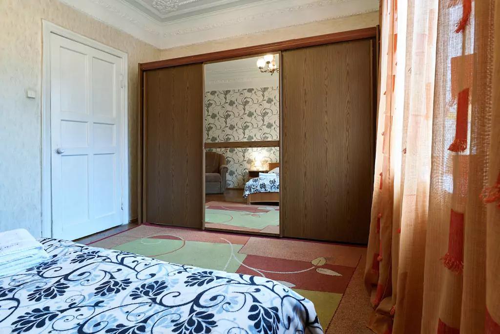 Home Hotel Apartments On Lva Tolstogo Kiev Bagian luar foto