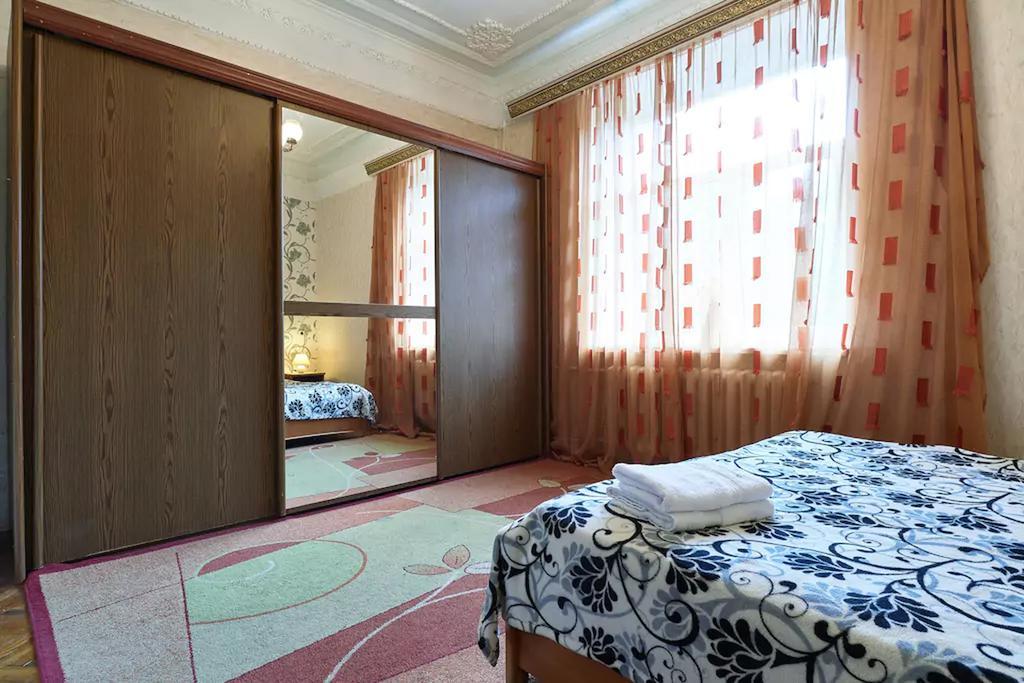 Home Hotel Apartments On Lva Tolstogo Kiev Bagian luar foto