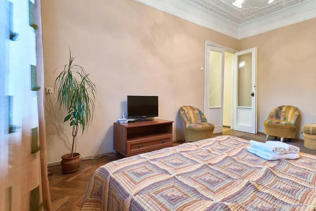 Home Hotel Apartments On Lva Tolstogo Kiev Bagian luar foto