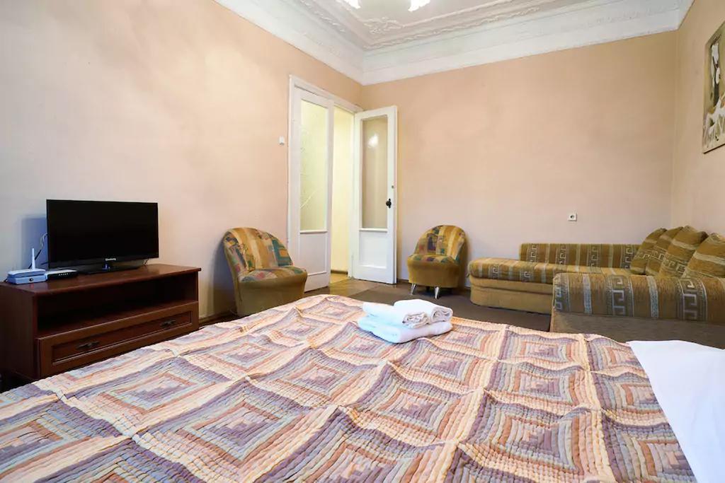 Home Hotel Apartments On Lva Tolstogo Kiev Bagian luar foto