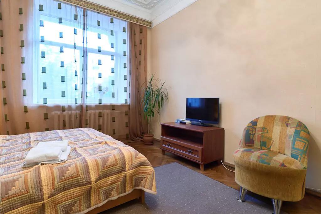 Home Hotel Apartments On Lva Tolstogo Kiev Bagian luar foto